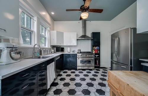 Murfreesboro House | Beautifully restored 4 bedroom 1924 Craftsman Style Southern home w/Gas Range