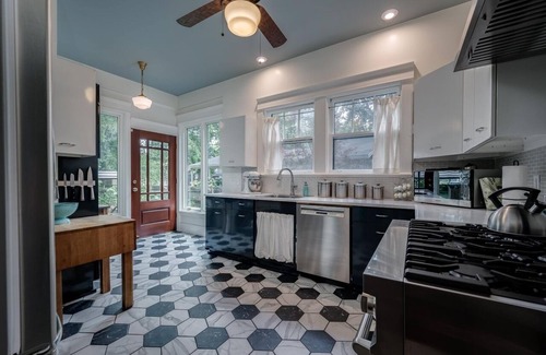 Murfreesboro House | Beautifully restored 4 bedroom 1924 Craftsman Style Southern home w/Gas Range