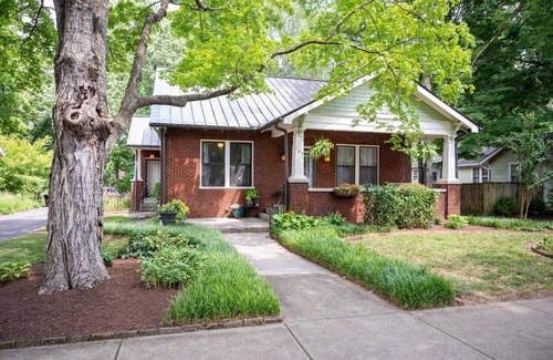 Murfreesboro House | Beautifully restored 4 bedroom 1924 Craftsman Style Southern home w/Gas Range