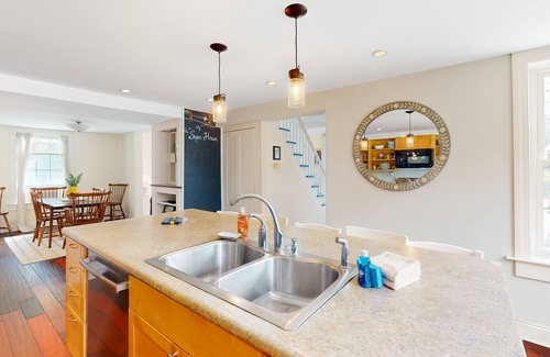 Bridgewater House | Beautifully restored 1800s farmhouse near ski slopes & steps from VAST