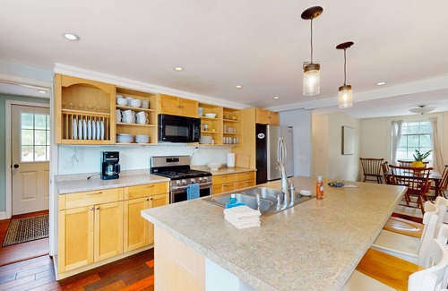 Bridgewater House | Beautifully restored 1800s farmhouse near ski slopes & steps from VAST