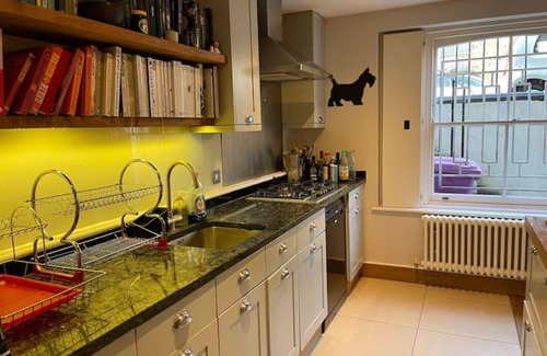 Bow West House | Beautifully sunny Victoria Park townhouse.