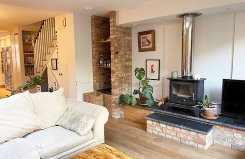 Bow West House | Beautifully sunny Victoria Park townhouse.