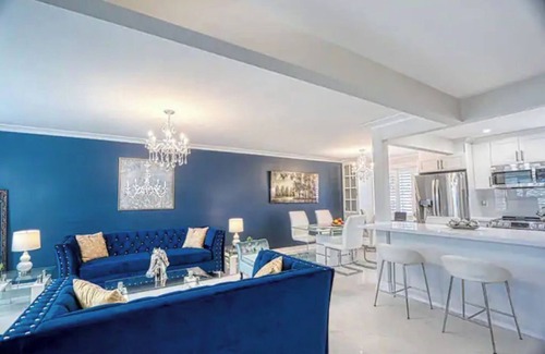 Aldershot House | Beautifully Updated Bungalow nUpper Portion