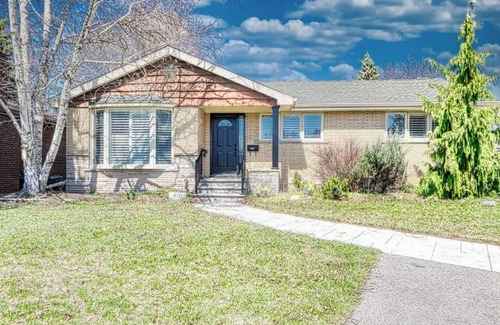 Aldershot House | Beautifully Updated Bungalow nUpper Portion