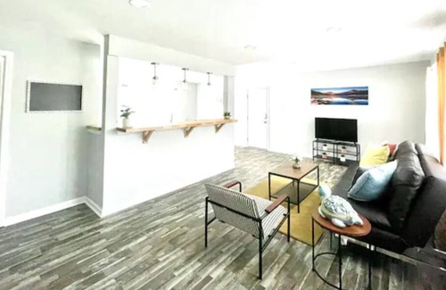 Greenwood House | Beautifully Updated in Greenwood, 15 min to Indy!