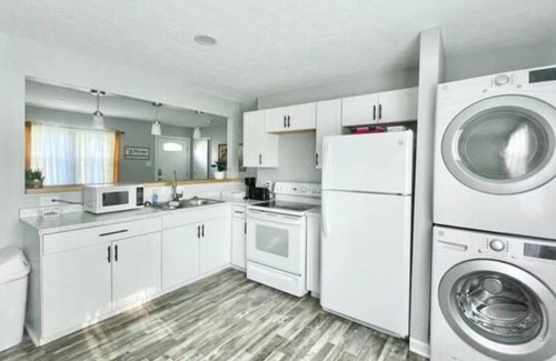 Greenwood House | Beautifully Updated in Greenwood, 15 min to Indy!