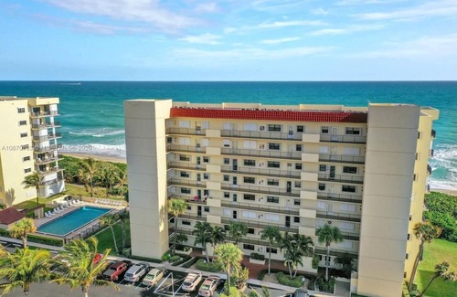 Hutchinson Island South Condo | Beautifully Upgraded 2 bedroom, 2 bath fully furnished beachfront condo.