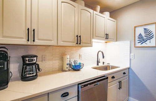 Harbour Town Condo | Beautifully Designed Harbour Town Condo w/Private Balcony & Breathtaking Views of Lighthouse!