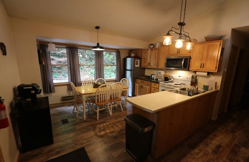 Maggie Valley Cabin | Beautifully Wooded & Serene Setting (Hot Tub)