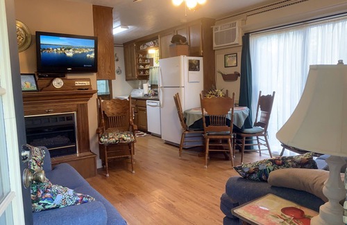 Rogers Cottage | Beaver Lake Rent Cabin Lg Covered Deck Room~Firepit~Quiet~Private~7Mi Rogers AR