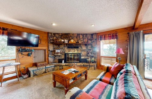 Eureka Springs House | Beaver Lake Retreat