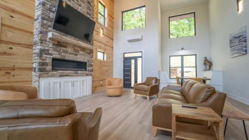 Rogers Apartment | Beaver Lake Retreat with Hot Tub & Game Room