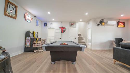 Rogers Apartment | Beaver Lake Retreat with Hot Tub & Game Room