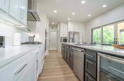 Rogers Apartment | Beaver Lake Retreat with Hot Tub & Game Room