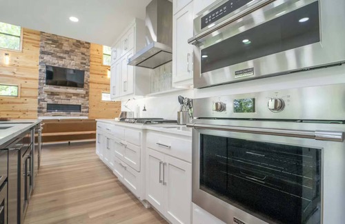 Rogers Apartment | Beaver Lake Retreat with Hot Tub & Game Room