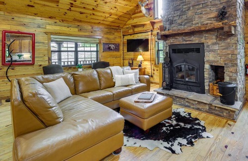 Sylvan Shores House | Beaver Lake Vacation Rental with Private Hot Tub!