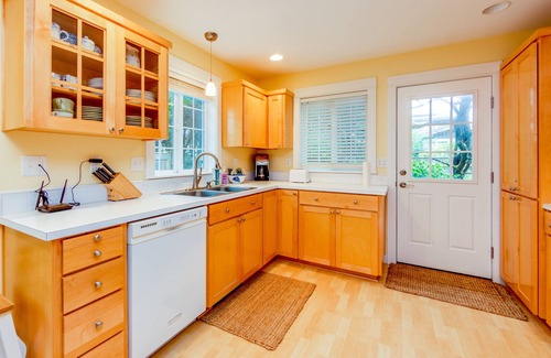 Manzanita House | Becalmed MCA#1653-Fenced yard, 1/4 block to beach, dogs ok, Gas Fireplace