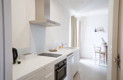 La Bastide-Clairence Bed & Breakfast | Bed and Breakfast 'Maison Perbos 1556 - Itsasoa' with Mountain View, Wi-Fi and Air Conditioning