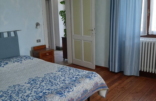 Casale Corte Cerro Bed & Breakfast | Bed and Breakfast 'Larice Rosso' with Lake View, Shared Garden and Wi-Fi
