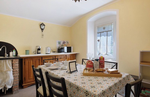 Castelnuovo Magra Apartment | Bed and Breakfast 'Alchimista Bb Borgo Marciano' with Shared Pool, Shared Garden and Wi-Fi