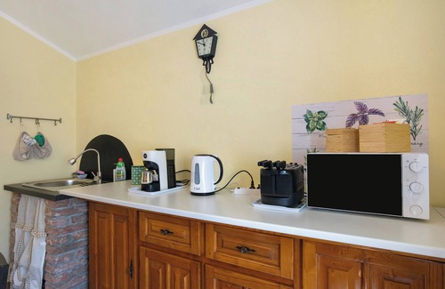 Castelnuovo Magra Apartment | Bed and Breakfast 'Alchimista Bb Borgo Marciano' with Shared Pool, Shared Garden and Wi-Fi