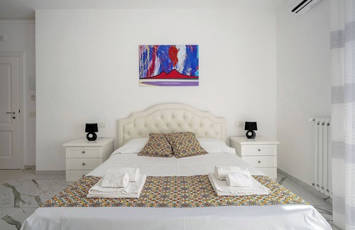 Piano di Sorrento Bed & Breakfast | Bed and Breakfast 'Suite Tripla Deluxe Excelsior' with Wi-Fi and Air Conditioning