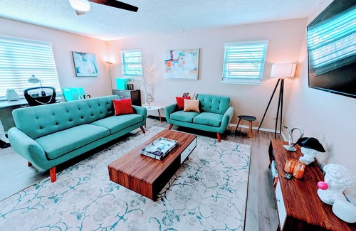 Lubbock House | Bed and Breakfast at Tiffany's 3/2/2 - Long-term Friendly - EV charger