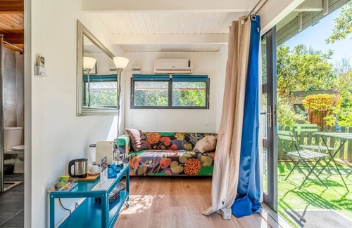 Quartier des Espesses Bed & Breakfast | Bed and Breakfast 'Bleu' with Shared Pool, Private Terrace and Air Conditioning