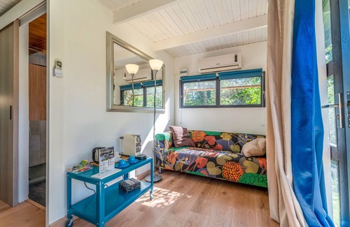 Quartier des Espesses Bed & Breakfast | Bed and Breakfast 'Bleu' with Shared Pool, Private Terrace and Air Conditioning