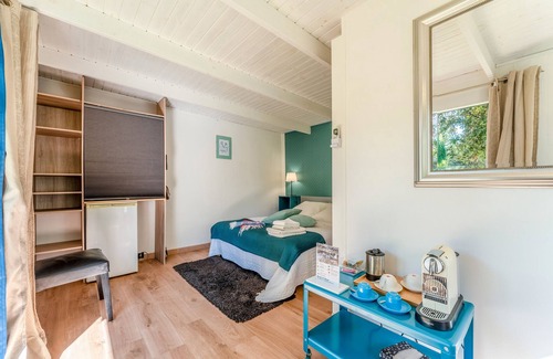 Quartier des Espesses Bed & Breakfast | Bed and Breakfast 'Bleu' with Shared Pool, Private Terrace and Air Conditioning