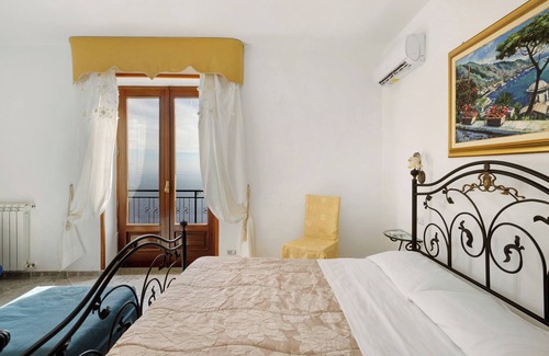 San Michele Bed & Breakfast | Bed and Breakfast 'Camera Ravello Con Vista Mare' with Sea View, Wi-Fi and Air Conditioning