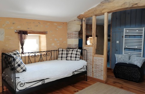 Noaillan Bed & Breakfast | Bed and Breakfast 'L'orée De Lansot - Chambre Mansarde' with Shared Terrace, Shared Garden and Wi-Fi