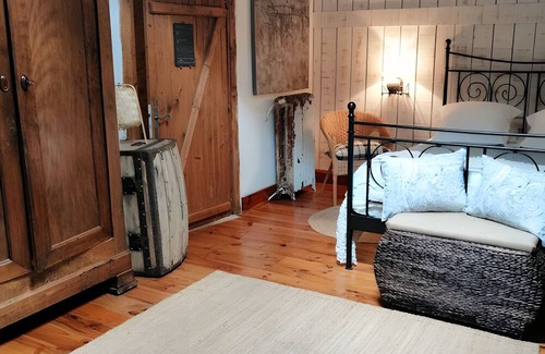 Noaillan Bed & Breakfast | Bed and Breakfast 'L'orée De Lansot - Chambre Mansarde' with Shared Terrace, Shared Garden and Wi-Fi