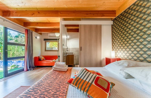 Quartier des Espesses Bed & Breakfast | Bed and Breakfast 'Orange' with Shared Pool, Wi-Fi and Air Conditioning