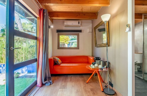 Quartier des Espesses Bed & Breakfast | Bed and Breakfast 'Orange' with Shared Pool, Wi-Fi and Air Conditioning