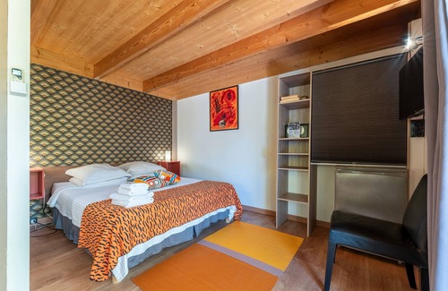 Quartier des Espesses Bed & Breakfast | Bed and Breakfast 'Orange' with Shared Pool, Wi-Fi and Air Conditioning