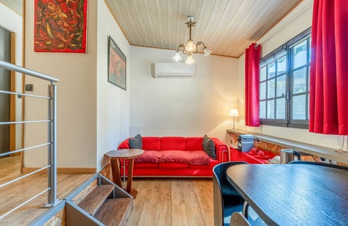 Quartier des Espesses Bed & Breakfast | Bed and Breakfast 'Rouge' with Shared Pool, Wi-Fi and Air Conditioning