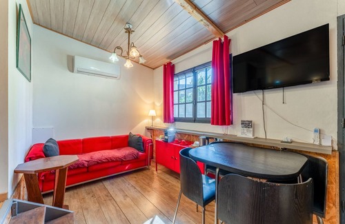 Quartier des Espesses Bed & Breakfast | Bed and Breakfast 'Rouge' with Shared Pool, Wi-Fi and Air Conditioning