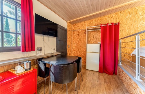 Quartier des Espesses Bed & Breakfast | Bed and Breakfast 'Rouge' with Shared Pool, Wi-Fi and Air Conditioning
