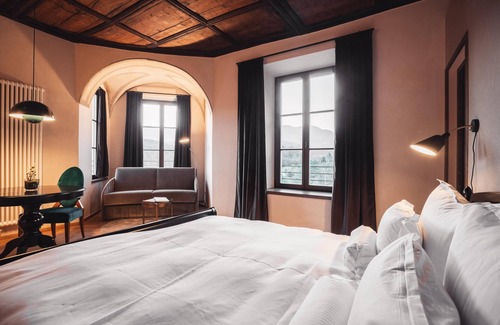 San Lorenzo di Sebato House | Bed & Breakfast "Castel Maurn Suite Alighieri" with View, Shared Pool & Wi-Fi