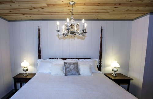 Staunton Bed & Breakfast | Bed & Breakfast in a 1795 Log Cabin on working farm, Eliza Trent Swoope Suite