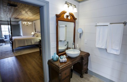 Staunton Bed & Breakfast | Bed & Breakfast in a 1795 Log Cabin on working farm, Eliza Trent Swoope Suite