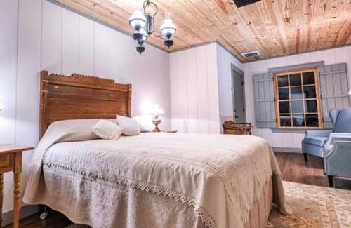 Swoope Bed & Breakfast | Bed & Breakfast in a 1795 Log Cabin on working farm, George Washington, Sr Suite