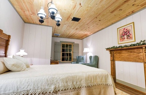Swoope Bed & Breakfast | Bed & Breakfast in a 1795 Log Cabin on working farm, George Washington, Sr Suite