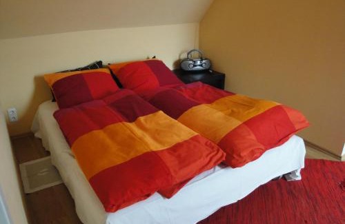 Burgau Apartment | Bed & Kitchen Burgau