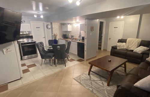 York Regional Municipality House | Bed of Roses Short Term Rental. Hot Tub! Bright 2 bdrm basement. Sleeps 4.
