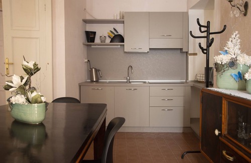 La Morra Apartment | Bed & Roses "Meni"