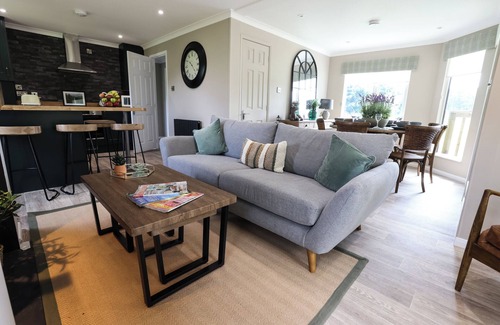 Wykeham Cottage | BEDALE VIEW LODGE, with hot tub in East Ayton