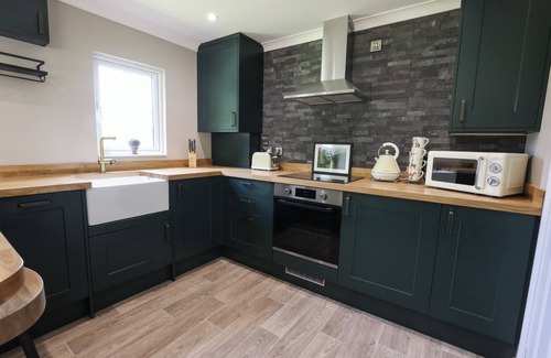 Wykeham Cottage | BEDALE VIEW LODGE, with hot tub in East Ayton